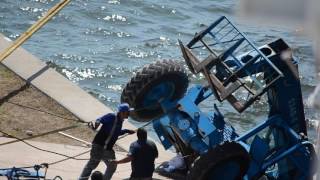 Gradall 534D6 Forklift gets stuck against the Disney Wonder Cruise Ship in Puerto Vallarta  Mexico [upl. by Rogers]