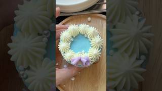 Winter wreath 🌲 christmascupcakes cupcakes wreaths frozen holidaybaking easybaking bakingfun [upl. by Dennet353]