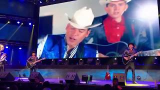 nueva presentación al subir a escenario de los plebes del rancho de ariel camacho [upl. by Ilaire]