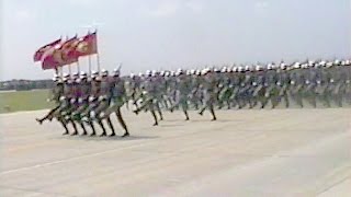 民國80年華統演習國慶閱兵踢正步，湖口基地六軍團梁世銳副司令預校（空降旅 [upl. by Hrutkay41]