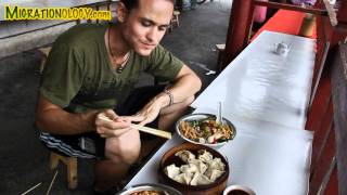 Chinese Rice Noodles Guilin Noodles in Yangshuo China 桂林米粉 [upl. by Lynden943]