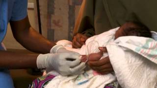 Inserting an IV Spanish  Newborn Care Series [upl. by Revned]