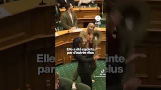 Une député néozélandaise lance un haka en pleine séance au Parlement [upl. by Nyletak]