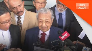 Tun M tunjuk salinan asal kad pengenalan dokumen keluarga kepada wartawan [upl. by Murvyn]