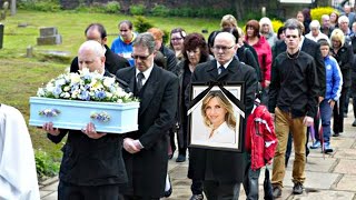 Oggi Al funerale di Lorella Cuccarini centinaia di persone hanno versato lacrime di tristezza [upl. by Novoj]