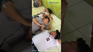 Cara Kocak Guru Bangunkan Siswanya yang Tidur di Belakang Kelas Sambil Join Rebahan Juga [upl. by Cleave]