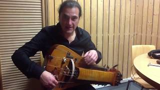 Marc Egea explica el funcionamiento de la zanfona  hurdy gurdy [upl. by Lymann152]