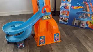 Kurzer Blick und Hands on Fisher Price Hot Wheels Rennstrecke [upl. by Callahan]