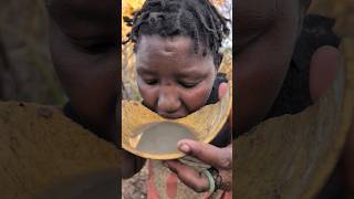 Hadzabe man sharing a food with his Lovely wife 💕😋🍲hadzabetribe villagelife food [upl. by Alet]