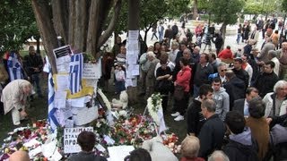 Grèce hommage à un retraité qui sest suicidé à Athènes [upl. by Aikem]