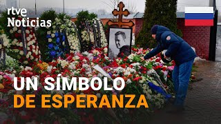 NAVALNI Tras su FUNERAL CIENTOS de RUSOS DEPOSITAN FLORES en su TUMBA  RTVE Noticias [upl. by Stephani894]