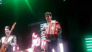 mi sobrino tocando con los tigres del norte [upl. by Gnoz872]