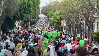 Thousands fill San Francisco streets for Bay to Breakers [upl. by Enoid]