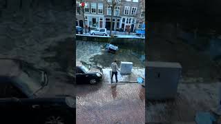 Student redt vrouw uit te water geraakte auto in Delft nos nieuws [upl. by Mersey416]