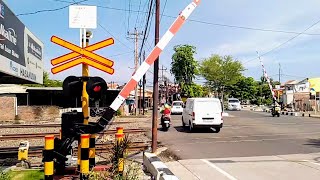 PALANG PINTU PERLINTASAN KERETA API JL HASANUDIN SEMARANG  KA KAMANDAKA [upl. by Giwdul515]