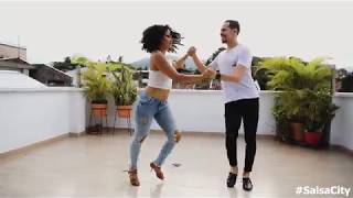 Salsa Caleña Pareja Bailando en Cali Colombia 🔥🔥🔥 [upl. by Yardley]