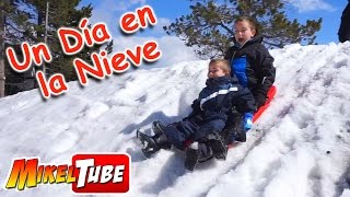 Juegos en la nieve  Guerra de bolas Trineo muñeco de nieve  Vlog MikelTube [upl. by Nesnar]