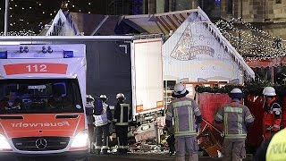 LKW rast in Berliner Weihnachtsmarkt  neun Tote viele Verletzte [upl. by Balcke465]