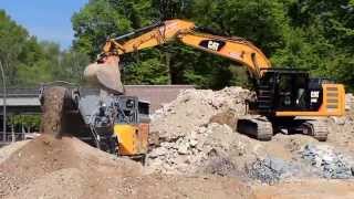 CATERPILLAR 320E BAGGER BELÄDT BRECHERANLAGE excavator feeding crusher [upl. by Vance603]