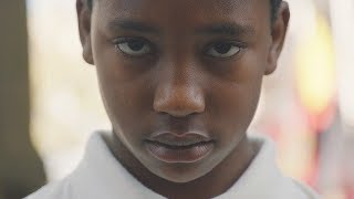 Un enfant qui mendie à Ostende envoie un message pour le 1er septembre [upl. by Jemma]