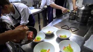 Ambiance de service dans la cuisine de Pascal Barbot lAstrance Paris [upl. by Odrawde]