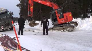 Ähtäri 232013 Uponneen Kuormaauton hinaus  Truck Falls through Ice  Ice Road Truckers [upl. by Nidak]