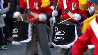 Casi 5000 niños protagonizan la tradicional Tamborrada infantil del día de San Sebastián [upl. by Kakalina]