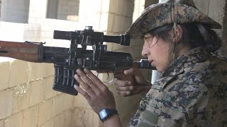 EXCLUSIF  À lassaut de Raqqa fief de lEI en Syrie [upl. by Anerres]