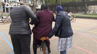 010nu  Vrouwen leren fietsen op het Mijnsherenplein [upl. by Nicola272]