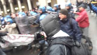 Torino 15N la polizia carica gli studenti [upl. by Rozanna653]