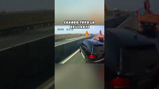 ¡El conductor de un Mercedes desafía a un camionero y termina humillado viralvideo [upl. by Aryk]