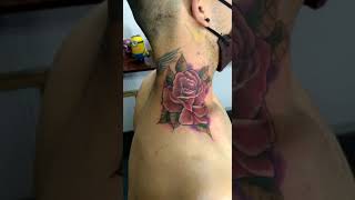 Siempre aparece una tattoo  rosa en cuello by Tano [upl. by Kreis751]