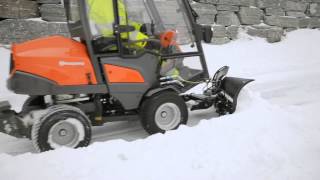 Husqvarna Rider P520 Winterdienst mit Kabine und Schneepflug [upl. by Seilenna]