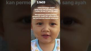 LUCU sang buah hati menggoyanggoyang batang pengaman mobil amp minta dibukakan permennya pd si ayah [upl. by Edrick]