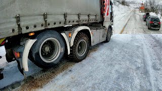 Движение в колонне через перевал в Норвегии на цепях [upl. by Fisuoy189]