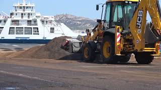 La Maddalena Porto Rischiato grave inquinamento per una perdita da unautocisterna 09 08 24 [upl. by Kempe]