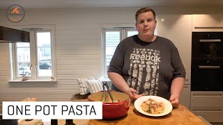 Vi lager kremet pasta med kylling alt i en kasserolle [upl. by Annohsat]