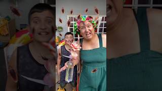 A BARATA ME ATACOU 🪳 humor boneca shortsyoutube viral comedy engraçado [upl. by Anida]