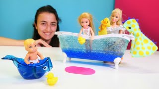 Barbie videoları Chelsea ve kardeşi ile banyo zamanı Bebek bakma oyunu [upl. by Hermosa]