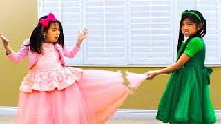 Jannie amp Emma Pretend Play Fixing Beautiful Dress [upl. by Deckert]