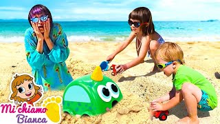 Giochi con la sabbia al mare Dove sono le macchinine La bambina Bianca e il suo fratellino [upl. by Mazel]