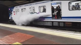 ¡Que son chavales Disparando un extintor a unos grafiteros en metro de Madrid [upl. by Abbie]