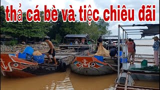 Thả Cá Giống Nuôi Bè Và Món Cháo Vịt Chiêu Đãi Mấy Anh Em Xúc Cá  SĂN BẮT ĐỒNG THÁP [upl. by Ellennej]