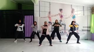 Buzina  Pablo Vittar  zumba [upl. by Pliske393]