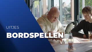 Uitjes • BORDSPELLEN • Speel je favoriete spel onder het genot van een hapje of drankje  Posta7 [upl. by Nelram139]