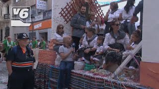 FERIA  Divertidísima Batalla de Flores con kilos de serpentinas y confetis [upl. by Othello633]