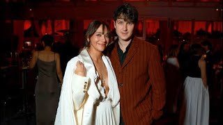 All About Rashida Jones’ Boyfriend Ezra Koenig  Themininewspapers [upl. by Siroved]