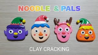 Noodle amp Pals Christmas clay cracking 국수와 친구들 크리스마스 점토 부수기 [upl. by Inesita]