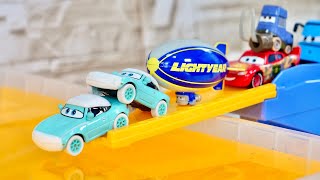 Disney pixar Cars☆Various Cars miniature cars climb Tomicas hill and jump into the water [upl. by Delsman]