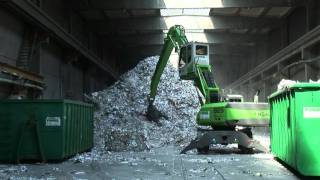 SENNEBOGEN  Recycling 825 Umschlagmaschine bei Containerbeladung in der Halle [upl. by Ssew540]